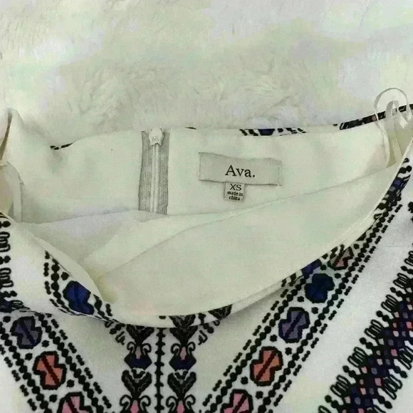 Women’s XS Colourful Pattern Pencil Skirt with a  Flattering Back Slit - Picture 6 of 14